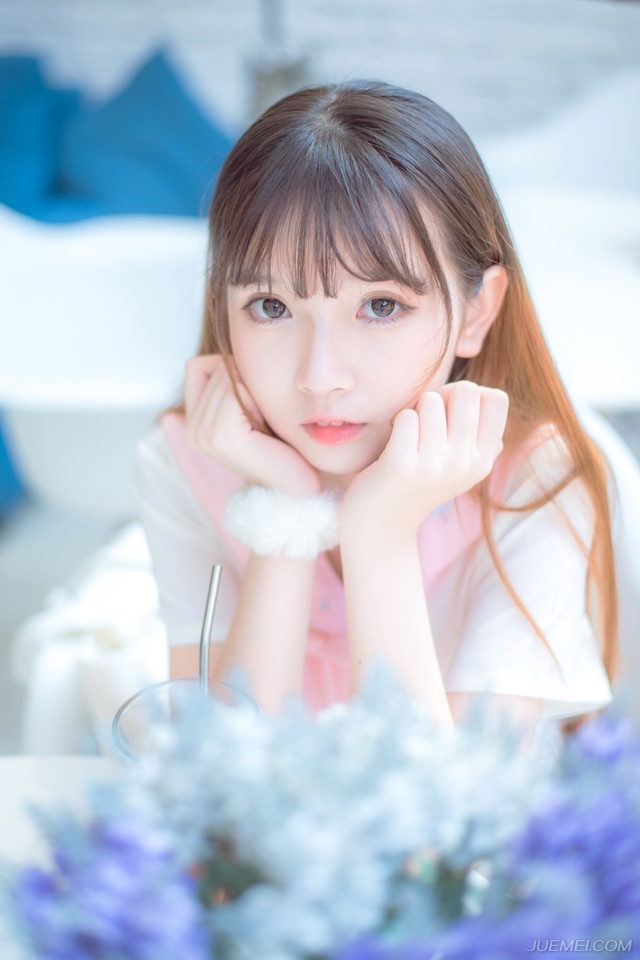 如果爱一个人，那么就会心甘情愿为他而改变。如果一个人在你面前我行素，置你不喜欢的行为而不顾，那么他就是不爱你。所以如果你不够关心他或是他不够关心你，那么你就不爱他或他不爱你。